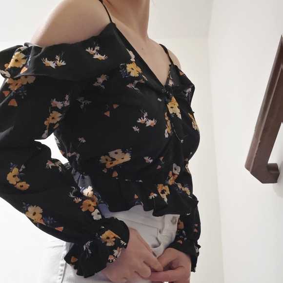 HM | Off-shoulder Floral V-neck Crop Top - Picture 2 of 7